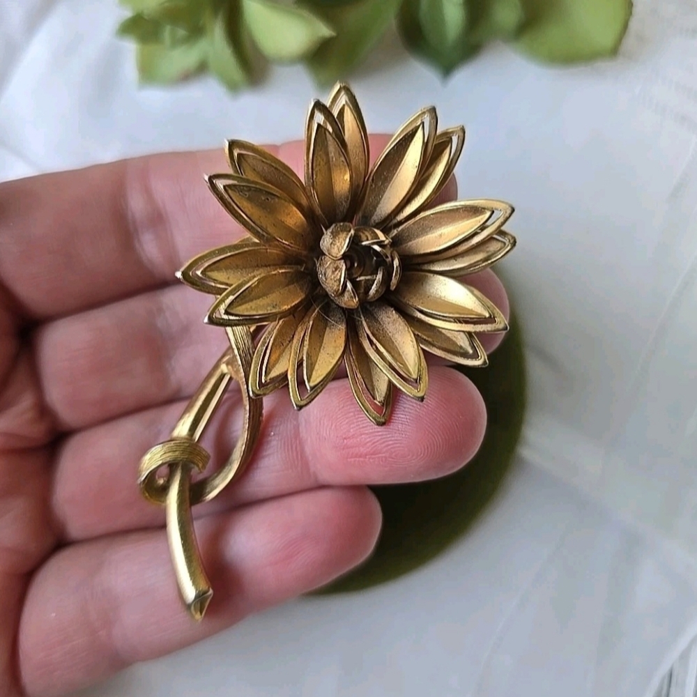 Vintage Gold Tone Flower Pin Brooch EUC